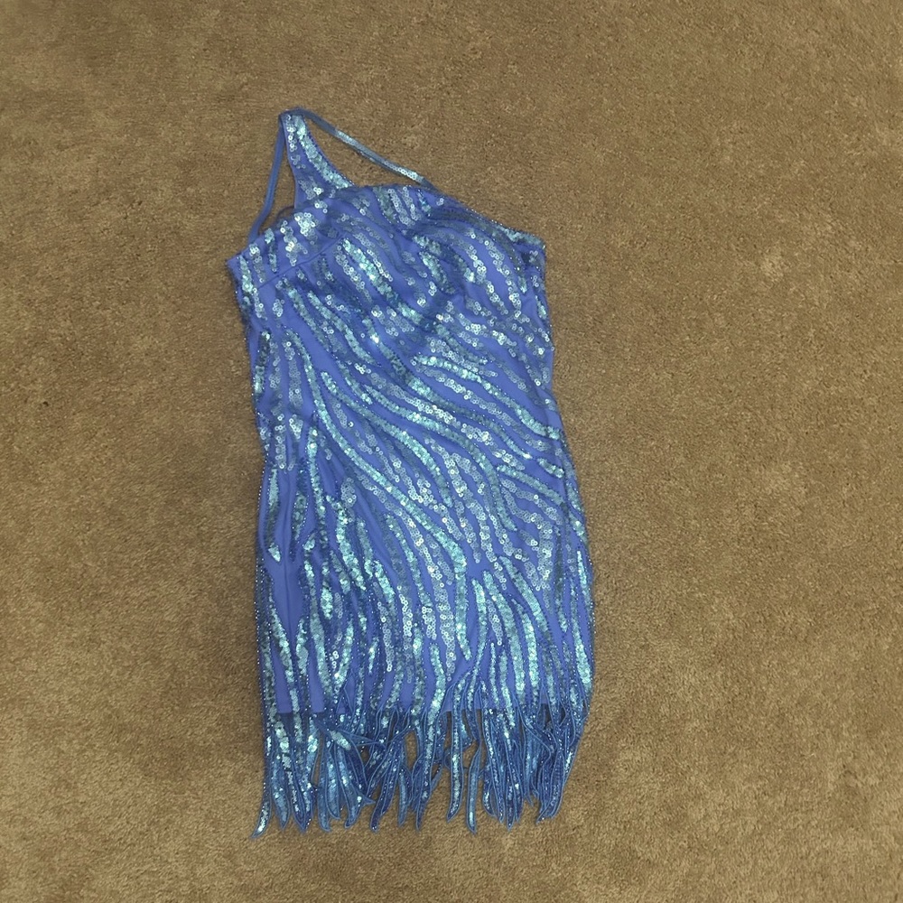This is a Lucy in the sky dress i used for homecoming last year it’s a size 2-4